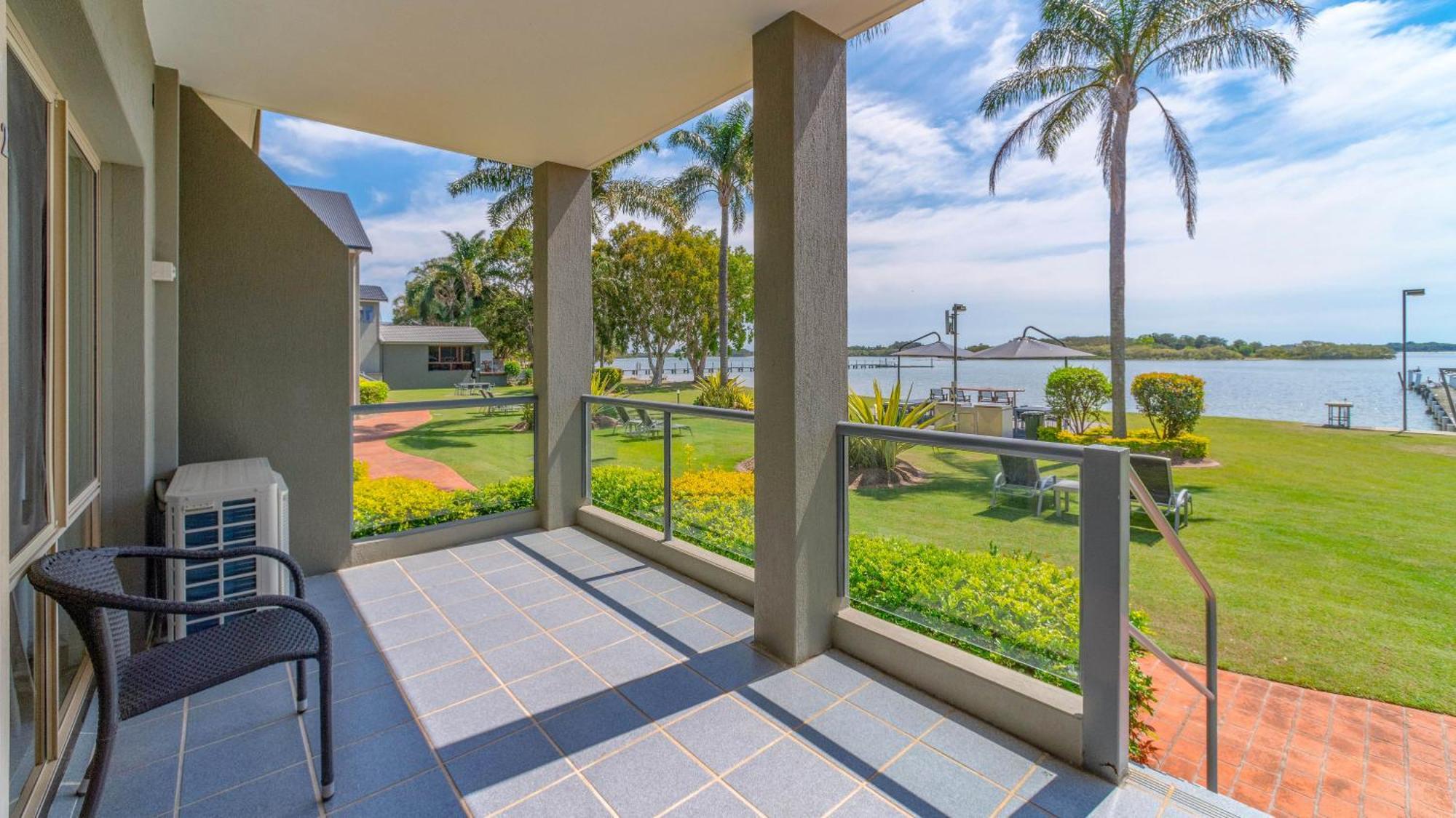Moby Dick Waterfront Resort Motel Yamba Exterior photo